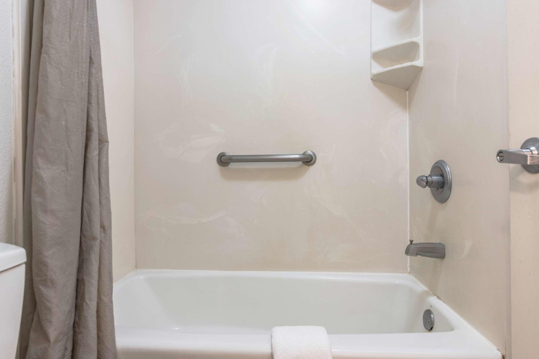 Bathroom 4, Motel 6 Sulphur, LA, Calcasieu