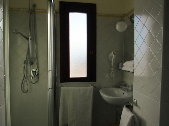 Bathroom 4, Hotel Santa Rosalia, Salerno