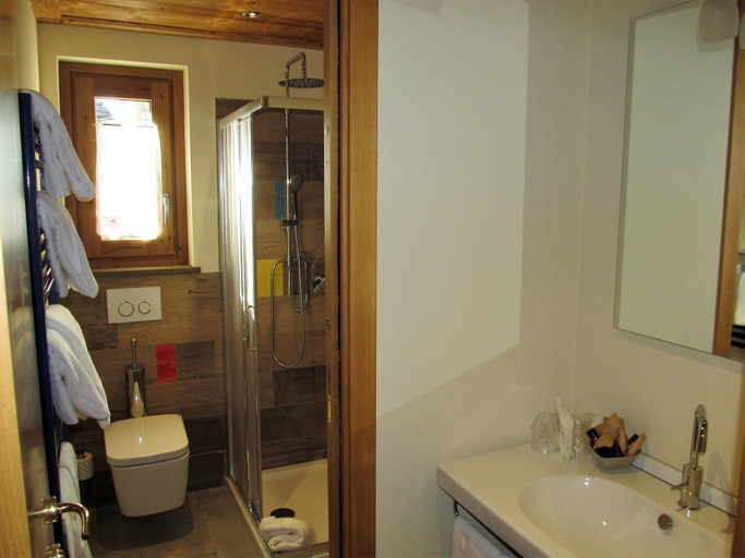 Bathroom 5, Miramonti, Aosta