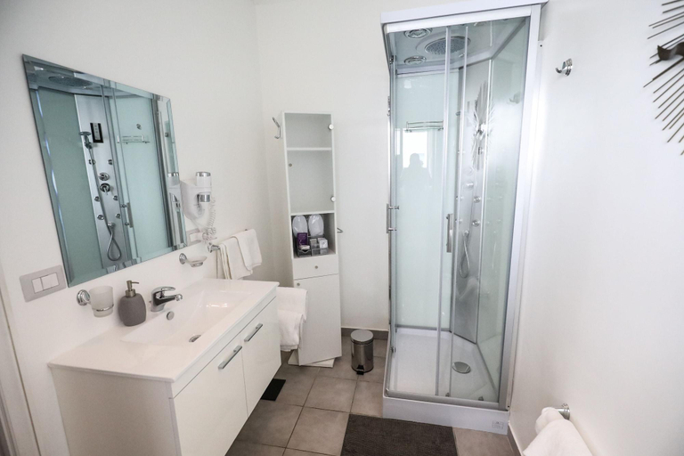 Bathroom 4, Metropolitan, Bari