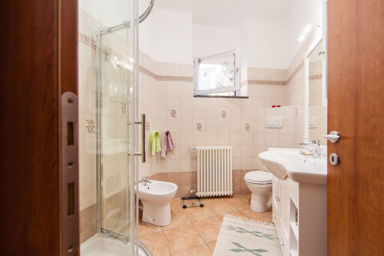 Bathroom 4, Oasi Verde, Genova