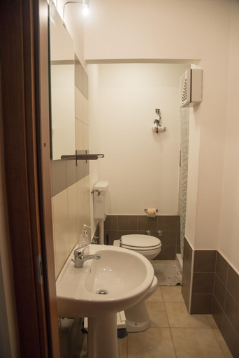 Bathroom 4, B&B Caffelletto-Papardo-Sperone, Messina