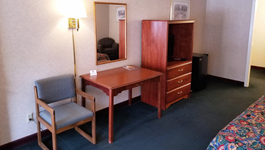 Bedroom 2, Keystone Boardwalk Inn & Suites, Pennington