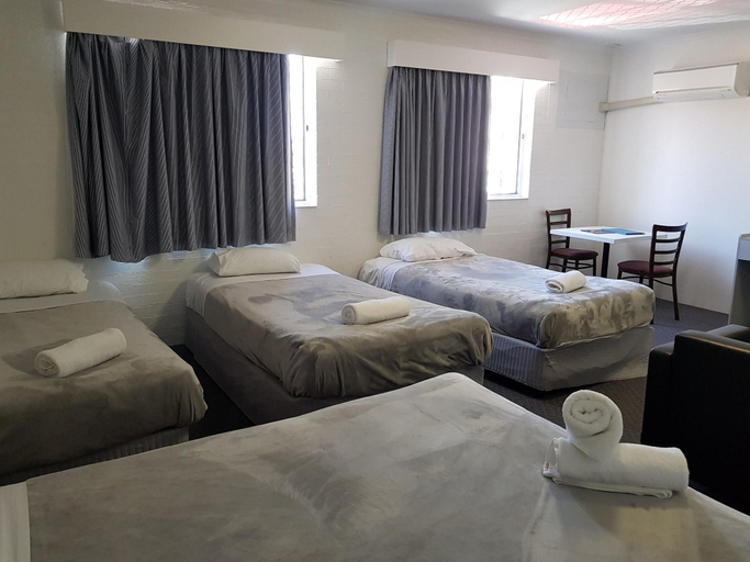 Bedroom 4, Seabreeze Beach Hotel, Kempsey