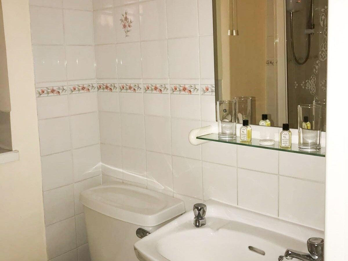 Bathroom 3, The Pear Tree Inn, Oxfordshire