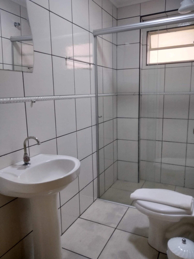 Bathroom 4, Lelis Hotel, Itapira