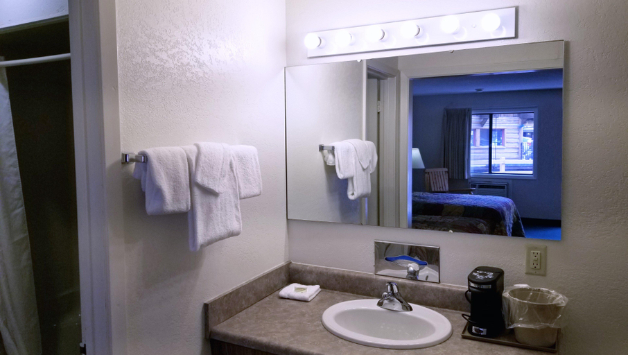 Bathroom 3, Keystone Boardwalk Inn & Suites, Pennington