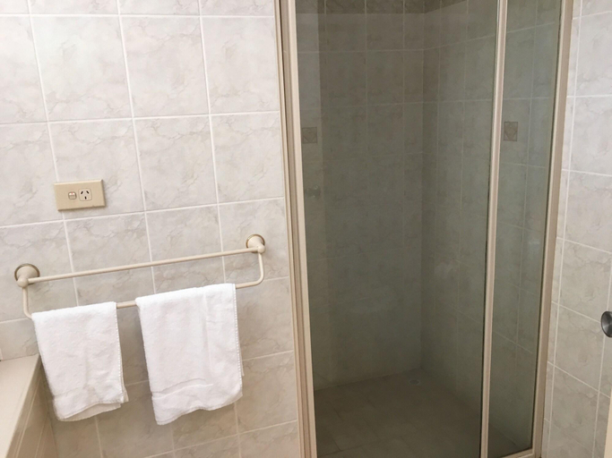 Bathroom 3, Lakeview Hotel Motel, Shellharbour