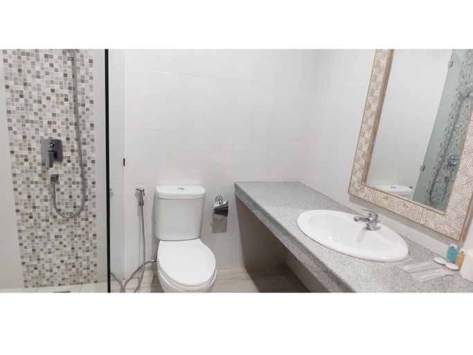 Bathroom 13