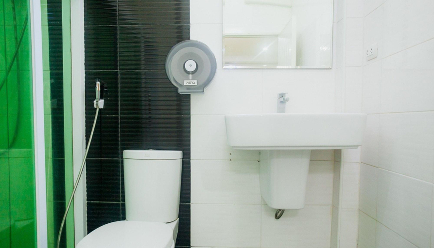 Bathroom 4, The Areaac, Hang Chat