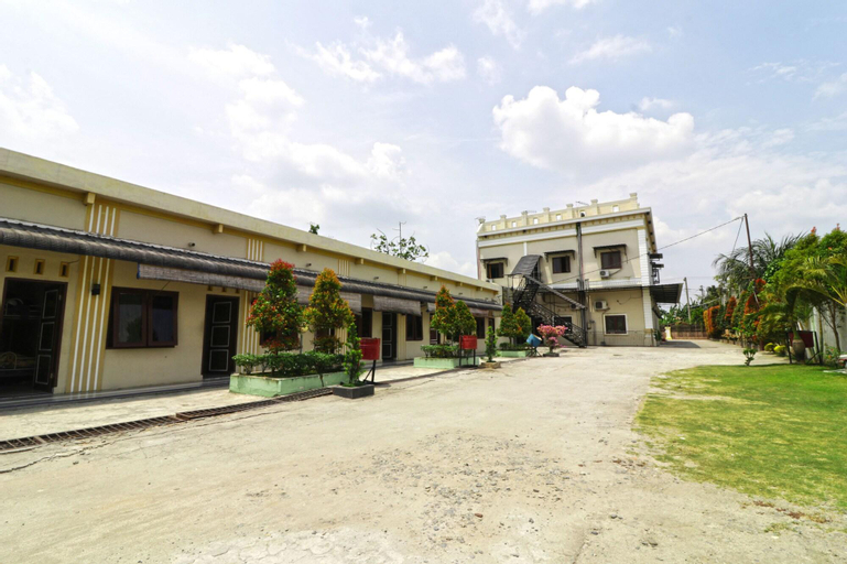 Hotel Grand Family by ZUZU, Serdang Bedagai