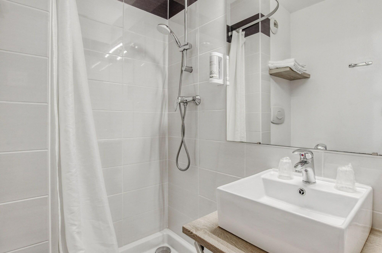 Bathroom 4, Brit Hotel Clermont L'Herault, Hérault