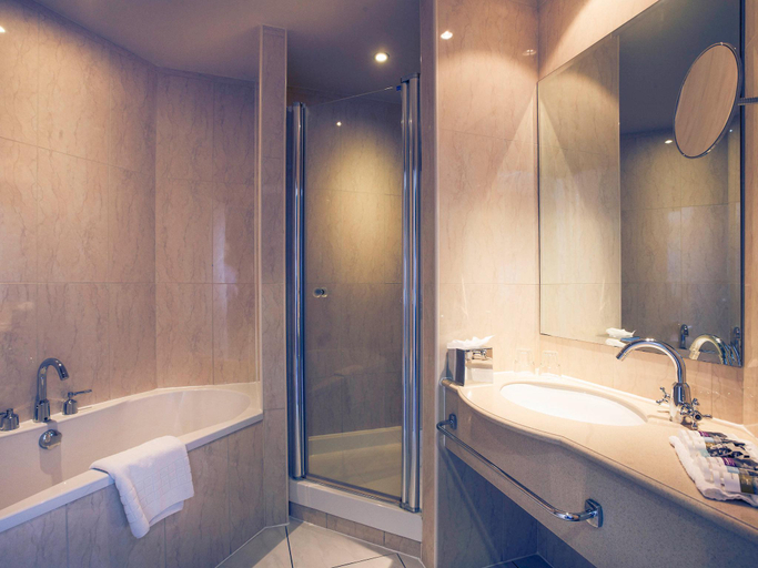 Bathroom 5, Mercure Cardiff Holland House Hotel & Spa, Cardiff