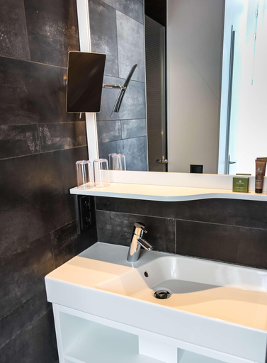 Bathroom 4, Best Western Plus Gare Saint Jean, Gironde
