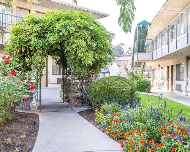 Exterior & Views 2, The Oakhurst Inn at Yosemite, Madera