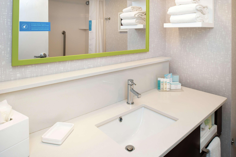 Bathroom 5, DoubleTree by Hilton Greensboro Airport, Guilford