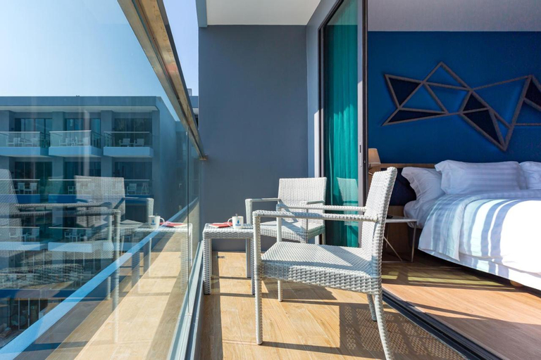 Exterior & Views 13