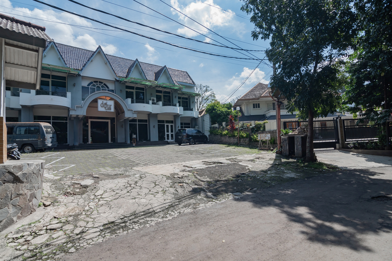 Exterior & Views 2, Dequr Hotel Dipati Ukur Mitra RedDoorz, Bandung