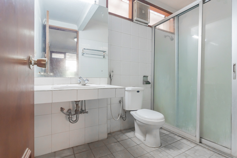 Bathroom 4, Dequr Hotel Dipati Ukur Mitra RedDoorz, Bandung