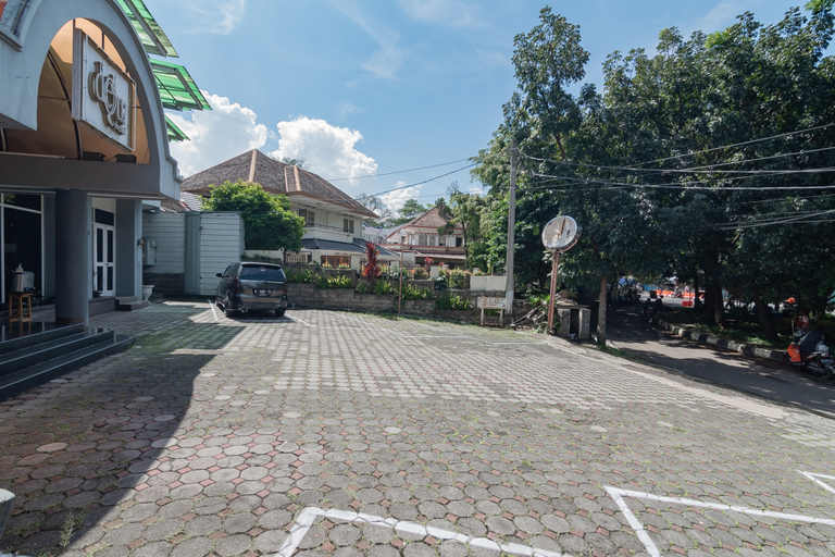 Exterior & Views 2, Dequr Hotel Dipati Ukur Mitra RedDoorz, Bandung