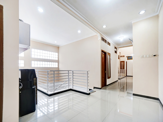 OYO 90383 Avisha Guest House Syariah, Malang
