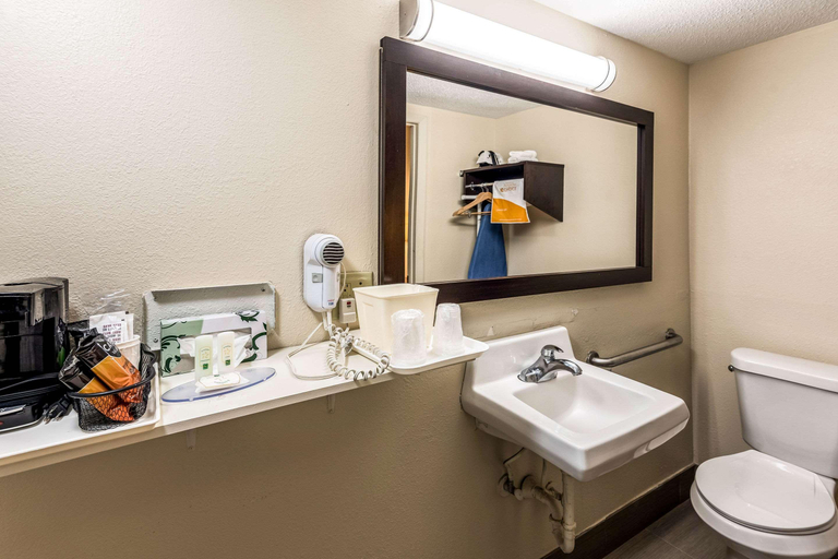 Bathroom 4, Quality Inn Colby Area, Thomas