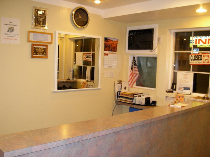 Public Area 3, Economy Inn, Glenn