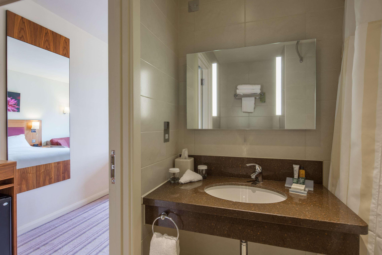 Bathroom 4, Holiday Inn London Luton North, Luton