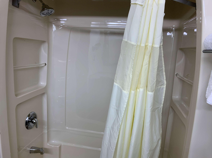 Bathroom 5, SureStay Hotel by Best Western Kemptville, Leeds and Grenville