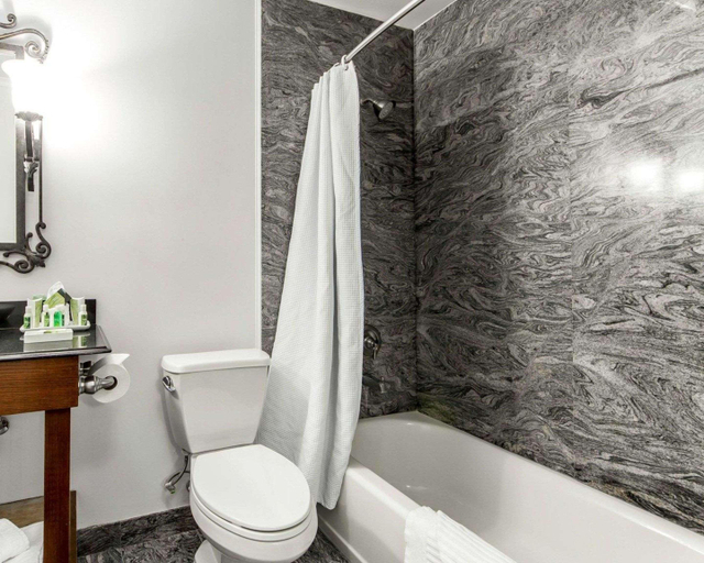 Bathroom 4, Villa Montes Hotel, San Mateo