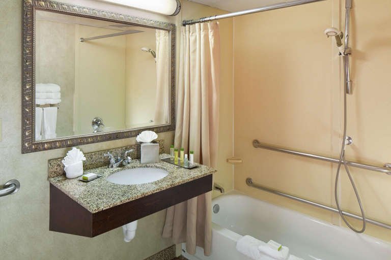 Bathroom 4, enVision Hotel & Conference Center Mansfield-Foxboro, Bristol