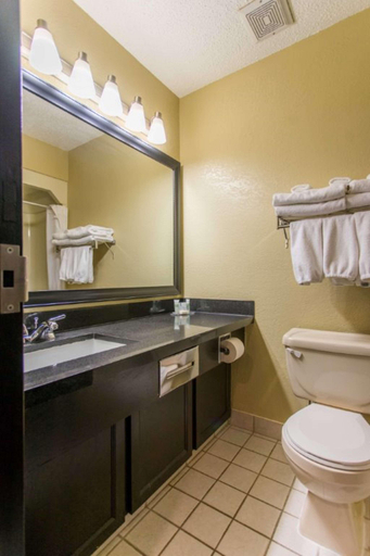 Bathroom 4, Seven Oaks Hotel Regina, Division No. 6