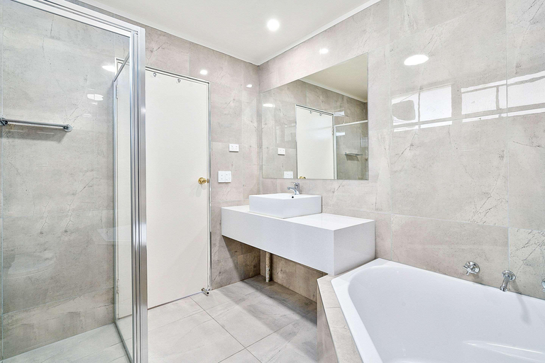 Bathroom 5, Sherbourne Terrace Hotel, Shepparton