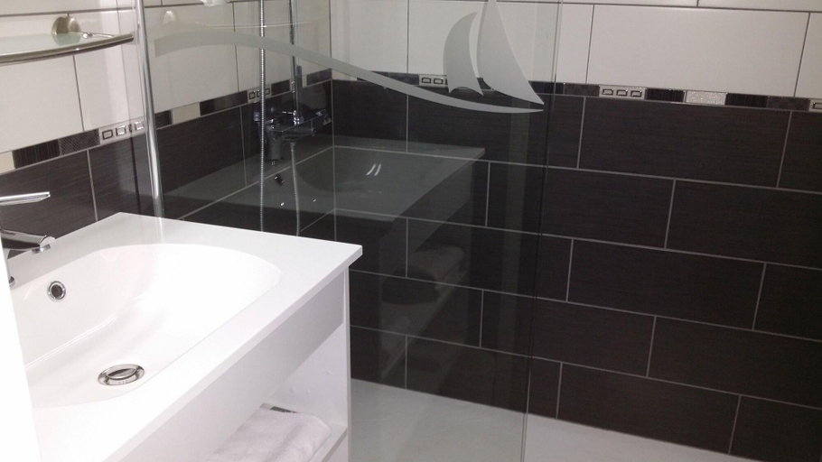 Bathroom 4, La Voile D' Or seul hotel sur le port, Hérault
