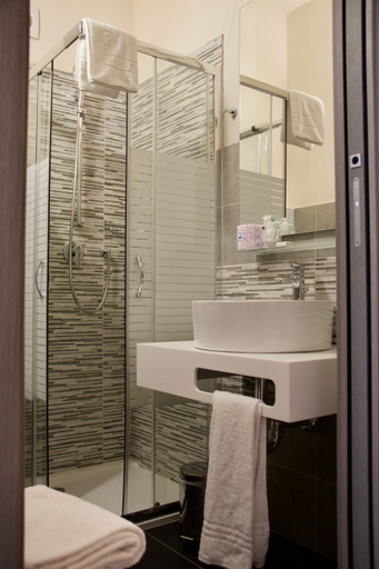 Bathroom 5, Hotel Gran Torino, Torino