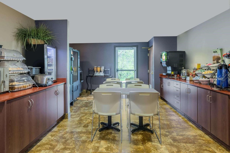 Food & Drinks 5, SureStay Plus Hotel by Best Western Morgantown, Monongalia