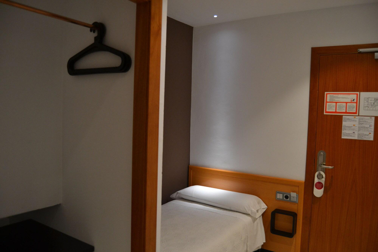 Bedroom 4, Apolo, Barcelona