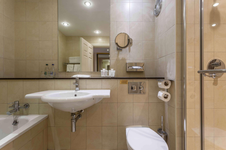 Bathroom 5, Bunratty Castle Hotel & Leisure Club, BW Premier