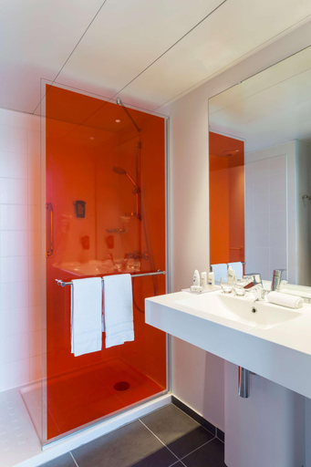 Bathroom 4, Park Inn by Radisson Lille Grand Stade, Nord
