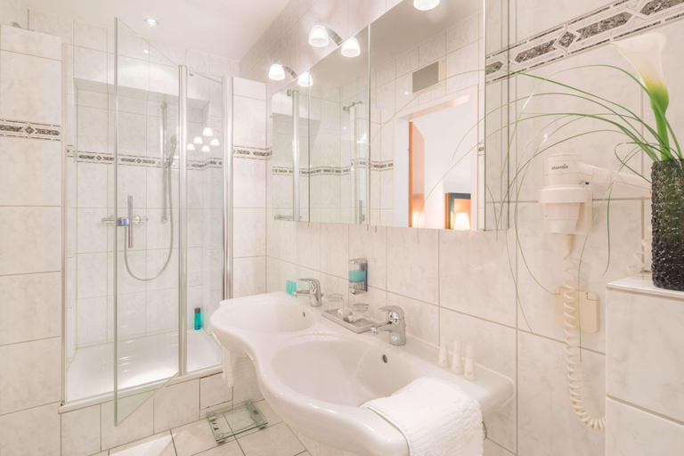 Bathroom 4, Essener Hof Sure Hotel Collection by Best Western, Essen