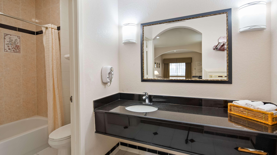 Bathroom 5, Quality Inn & Suites Houston Northwest - Cypress, Houston