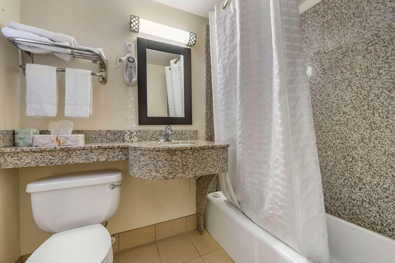 Bathroom 4, Econo Lodge Bellefonte I-99, Centre