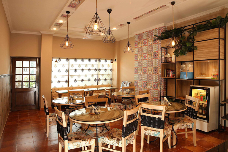 Food & Drinks 5, Ahuja Residency Golf Links, Delhi