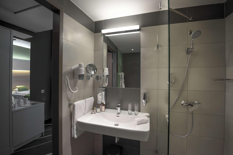 Bathroom 5, Best Western Bohemian Resort
