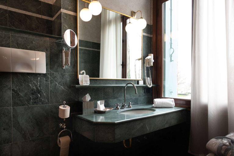 Bathroom 5, Best Western Plus Maple Leaf, Dhaka