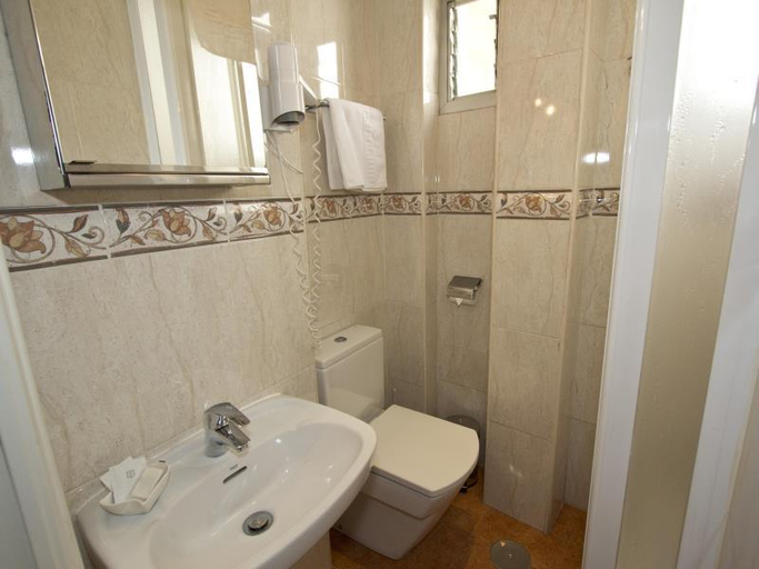 Bathroom 4, Hostal Los Alpes, Madrid