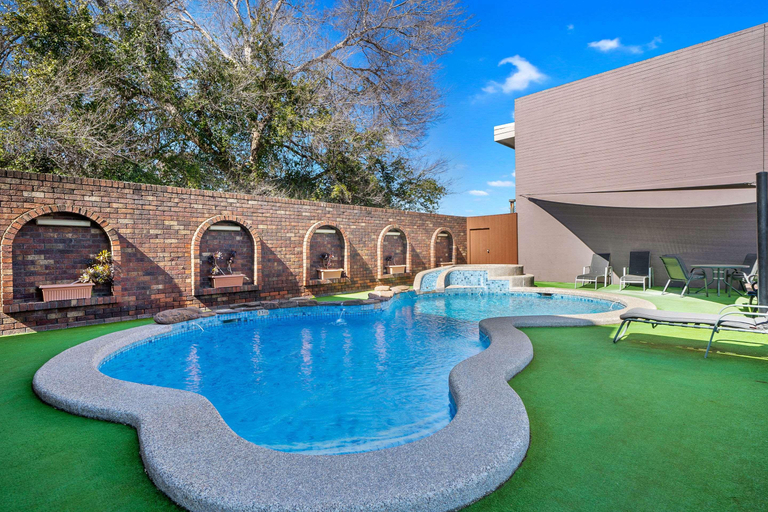 Sport & Beauty 3, Sherbourne Terrace Hotel, Shepparton