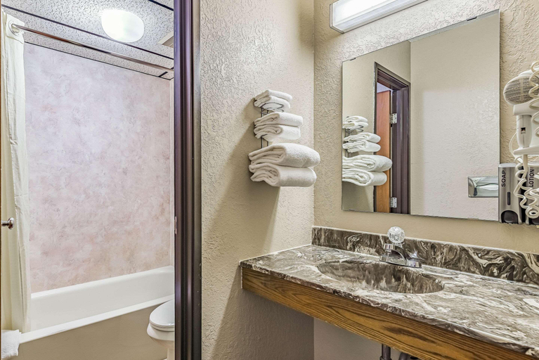 Bathroom 5, Rodeway Inn St Joseph, Stearns