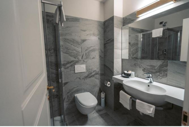Bathroom 4, Hotel Excelsior Splendide, Como