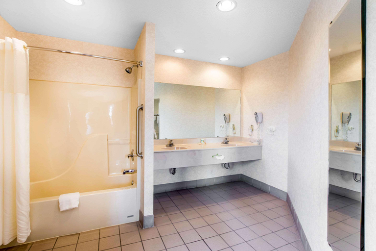 Bathroom 4, Quality Inn Clinton-Knoxville North, Anderson
